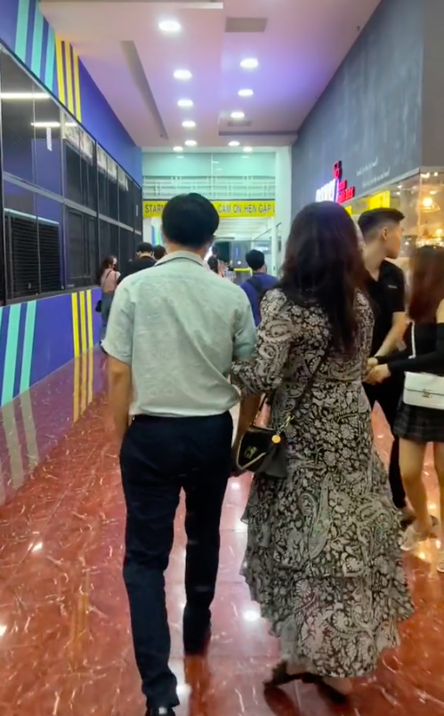 Bắt gặp cảnh Thái Hòa đưa vợ kém 11 tuổi đi làm, giữa trung tâm thương mại mà nắm tay, ôm nhau không rời - Ảnh 4.