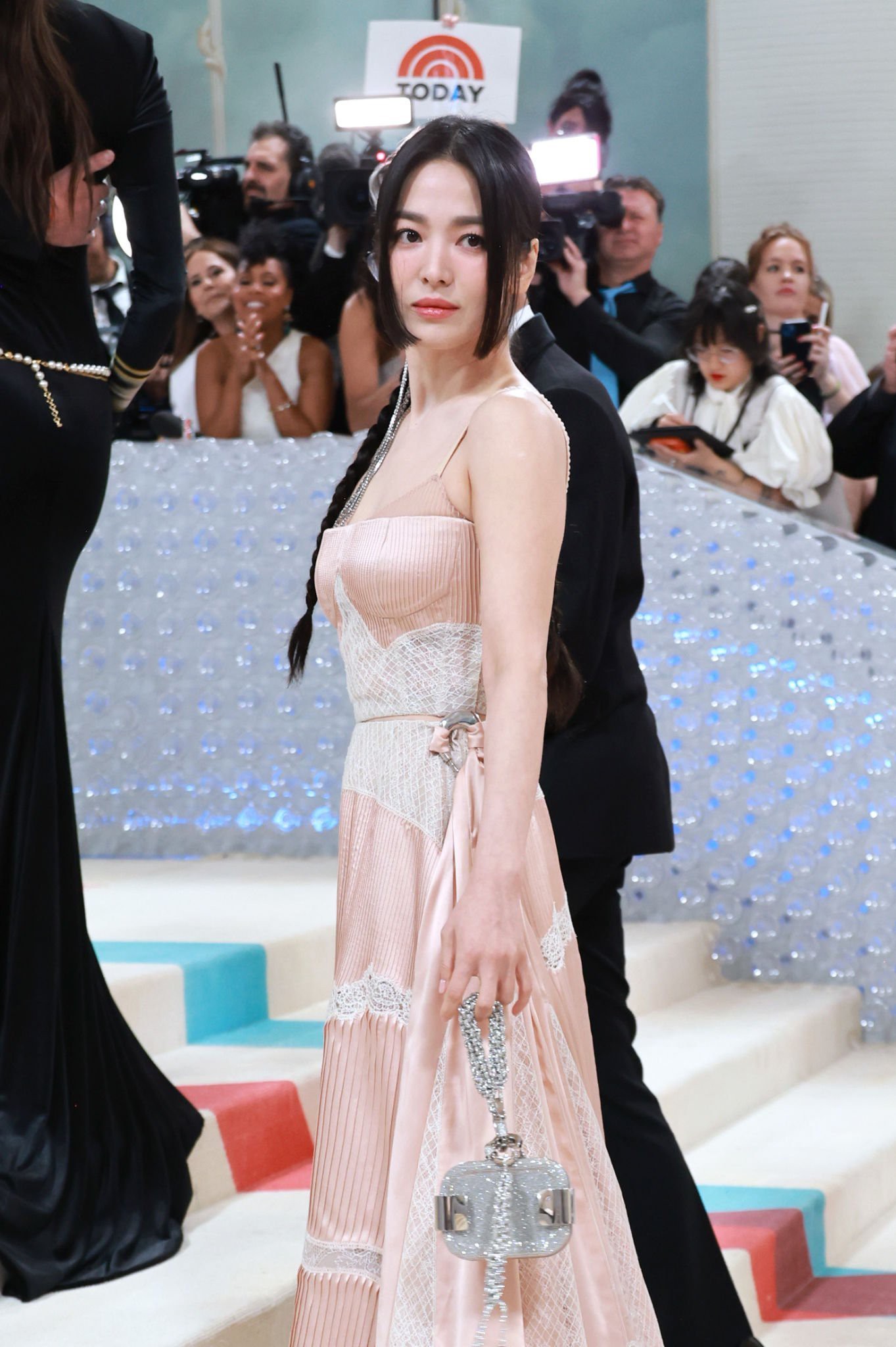 Song Hye Kyo diện váy cúp ngực đến Met Gala 2023 - Ảnh 2.
