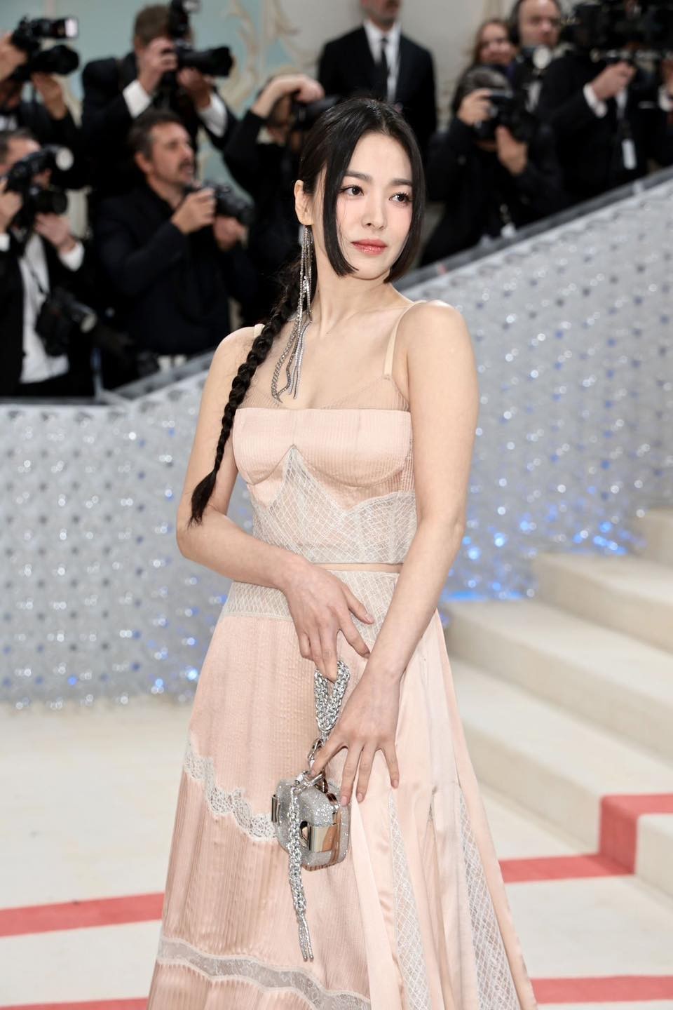 Song Hye Kyo diện váy cúp ngực đến Met Gala 2023 - Ảnh 1.