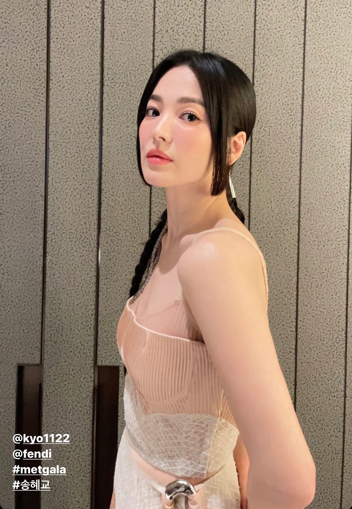 Song Hye Kyo diện váy cúp ngực đến Met Gala 2023 - Ảnh 8.
