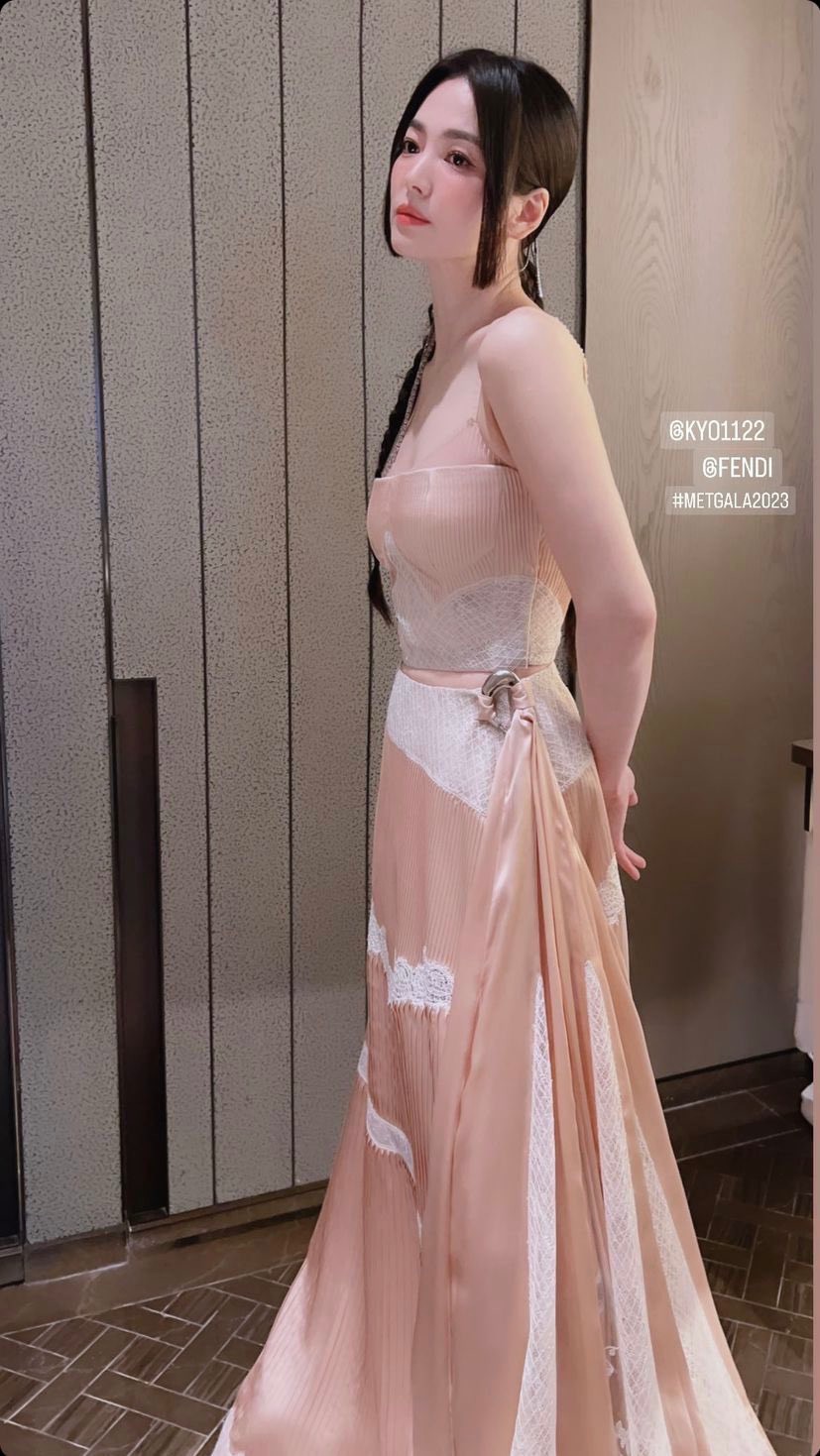 Song Hye Kyo diện váy cúp ngực đến Met Gala 2023 - Ảnh 7.