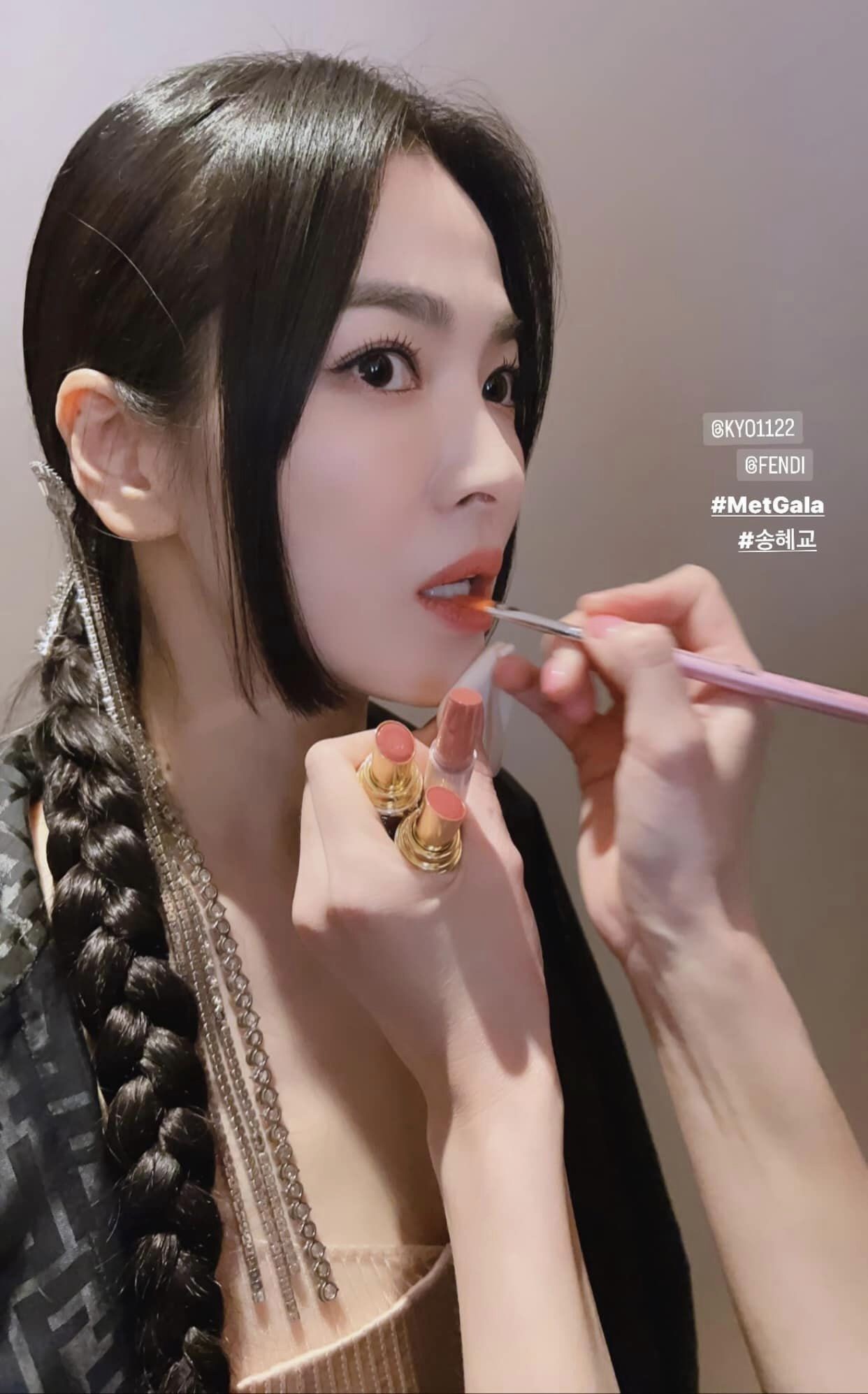 Song Hye Kyo diện váy cúp ngực đến Met Gala 2023 - Ảnh 3. Song Hye Kyo diện váy cúp ngực đến Met Gala 2023 - Ảnh 3.