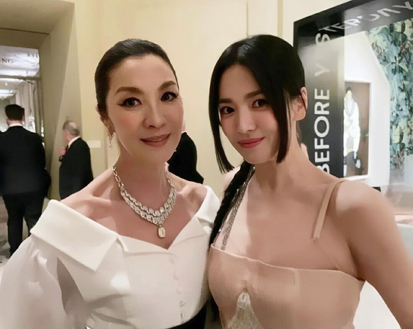 Song Hye Kyo diện váy cúp ngực đến Met Gala 2023 - Ảnh 11. Song Hye Kyo diện váy cúp ngực đến Met Gala 2023 - Ảnh 11.