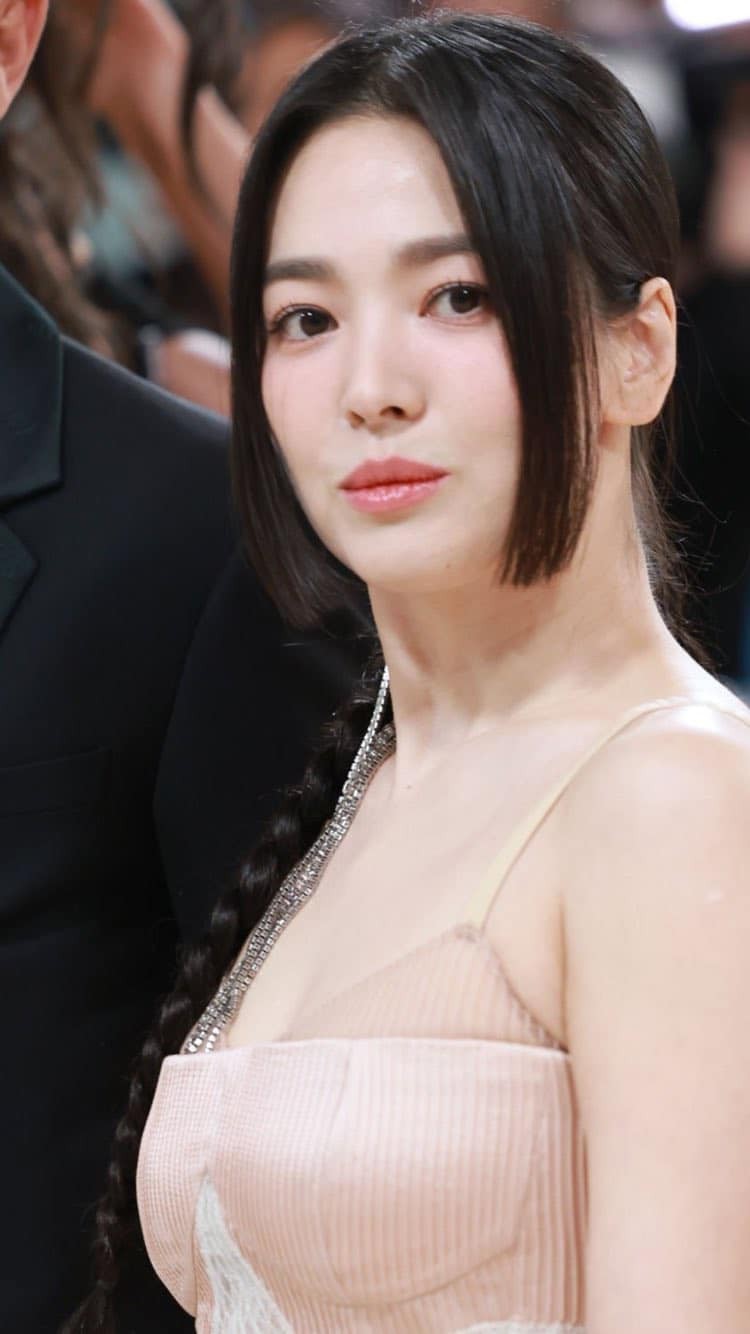 Song Hye Kyo diện váy cúp ngực đến Met Gala 2023 - Ảnh 10.
