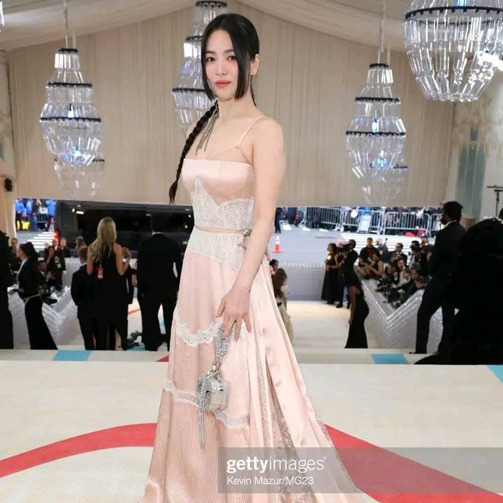 Song Hye Kyo diện váy cúp ngực đến Met Gala 2023 - Ảnh 9.