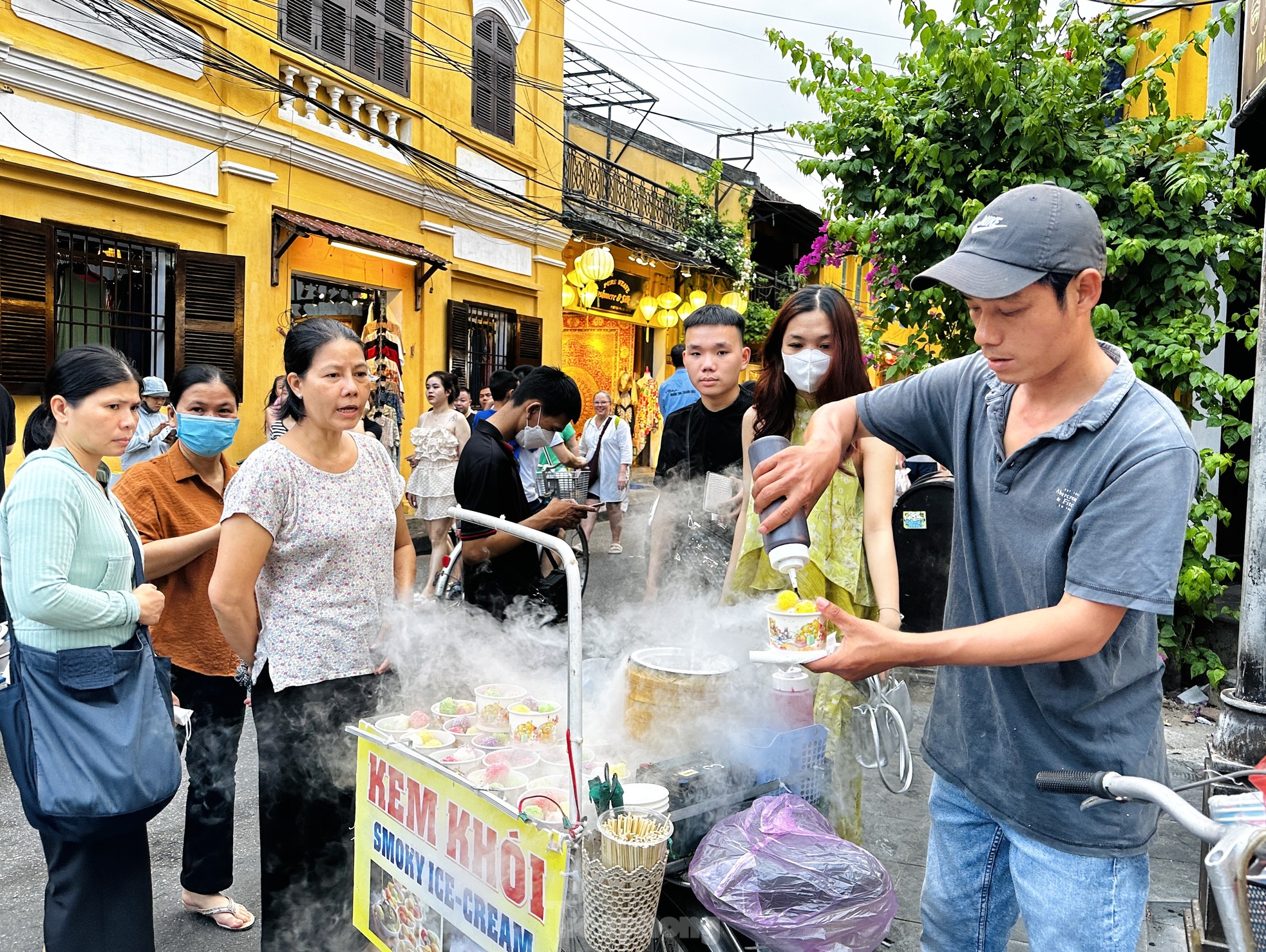 Nhìn khác lạ từ trên cao phố cổ Hội An chật kín người trong dịp nghỉ lễ - Ảnh 8.