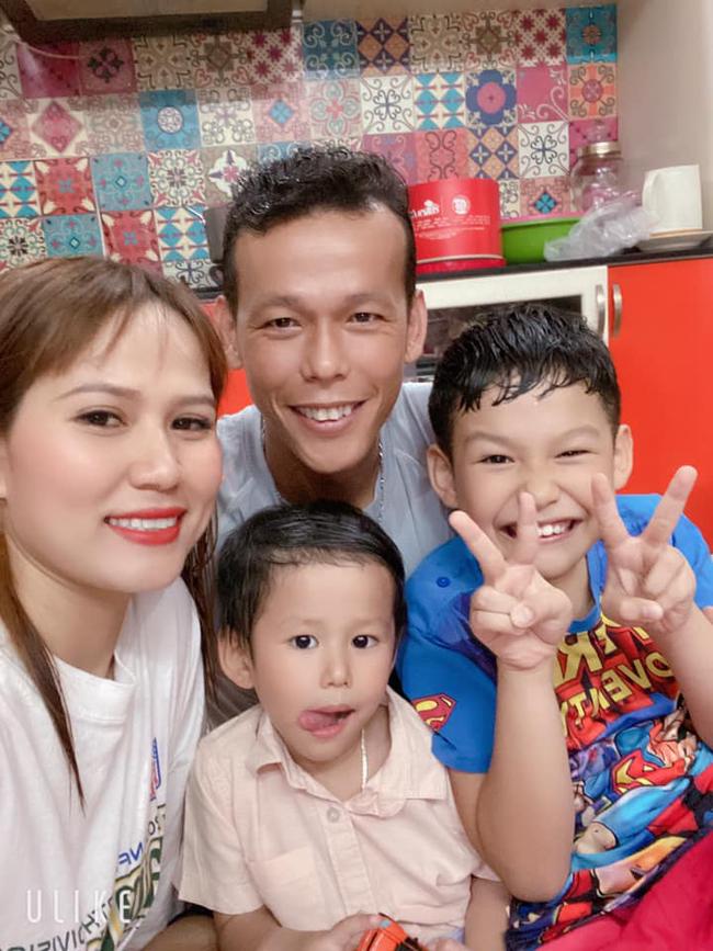 Thủ môn Tấn Trường: Được bố vợ cưng chiều, suýt đánh nhau với hàng xóm để bảo vệ con rể - Ảnh 3. Thủ môn Tấn Trường: Được bố vợ cưng chiều, suýt đánh nhau với hàng xóm để bảo vệ con rể - Ảnh 3.