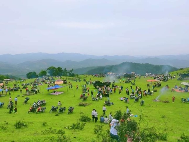 Cao nguyên nổi tiếng ở Bắc Giang đón hàng nghìn khách đến cắm trại - Ảnh 1.