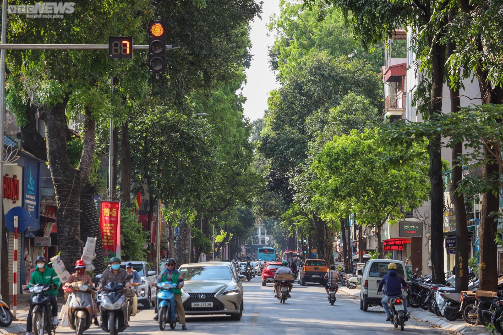 Những con đường rợp b&oacute;ng m&aacute;t giữa ng&agrave;y H&agrave; Nội 'đổ lửa' - Ảnh 10.