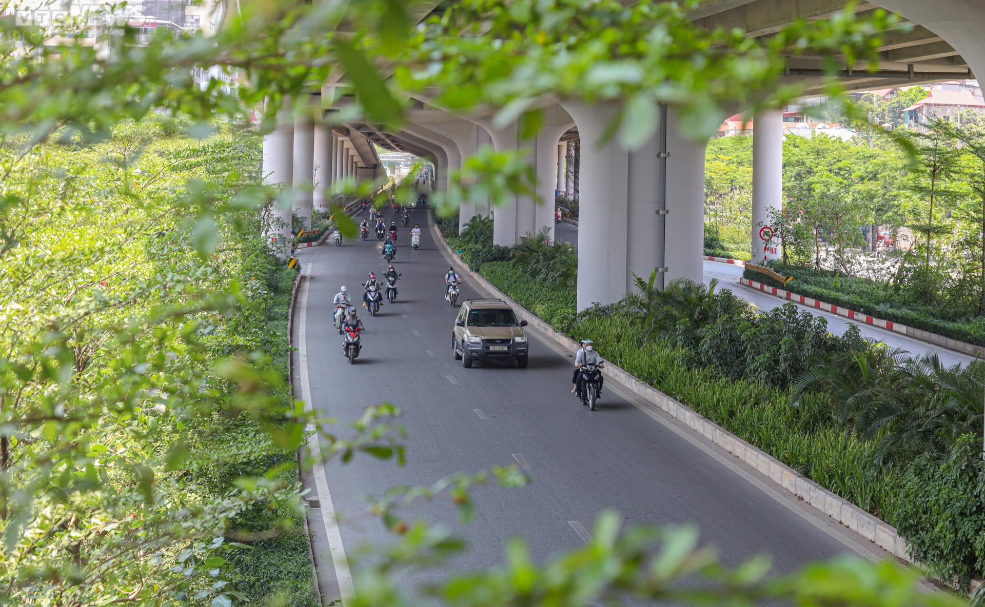 Những con đường rợp b&oacute;ng m&aacute;t giữa ng&agrave;y H&agrave; Nội 'đổ lửa' - Ảnh 12.