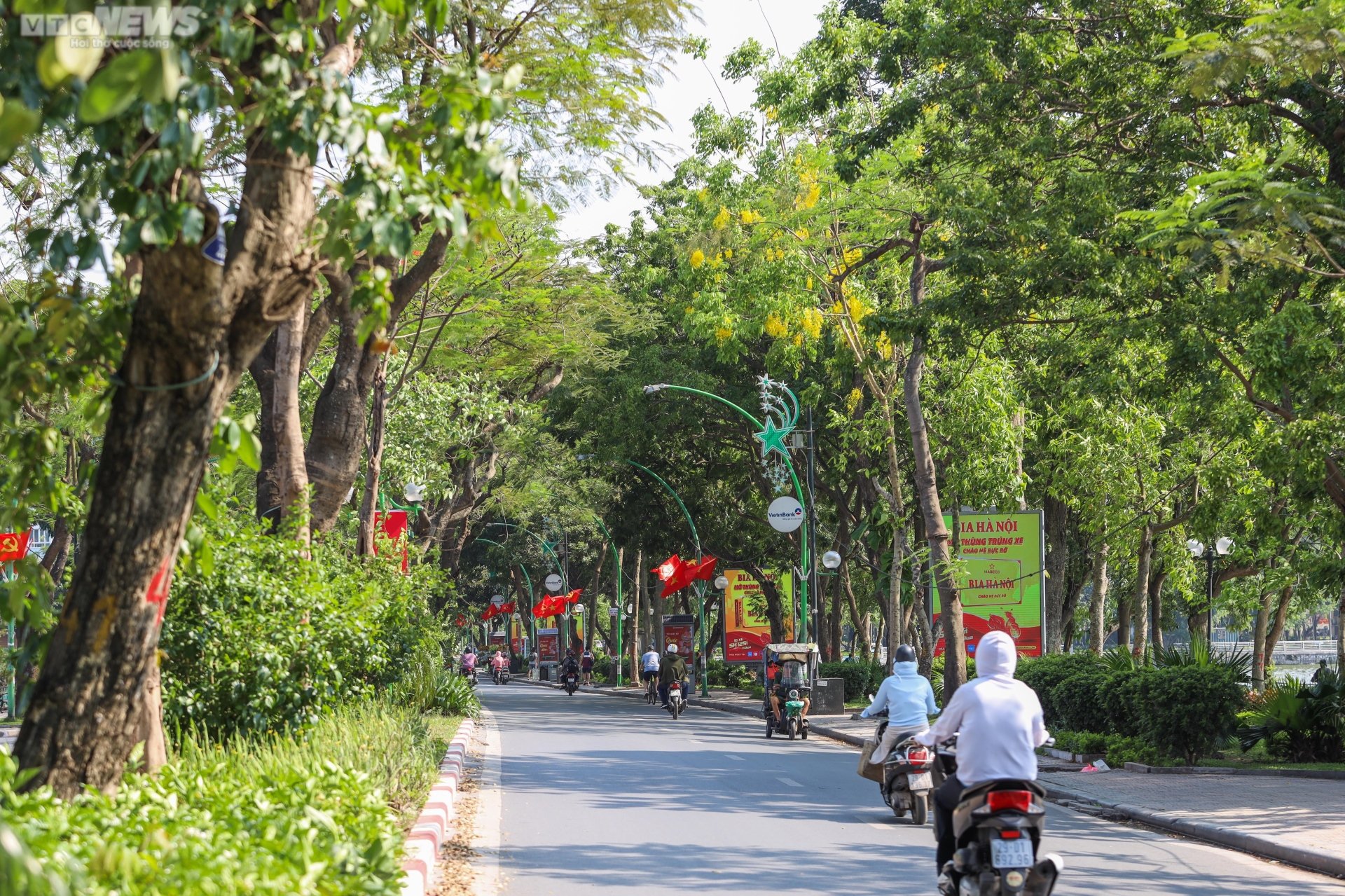 Những con đường rợp b&oacute;ng m&aacute;t giữa ng&agrave;y H&agrave; Nội 'đổ lửa' - Ảnh 6.