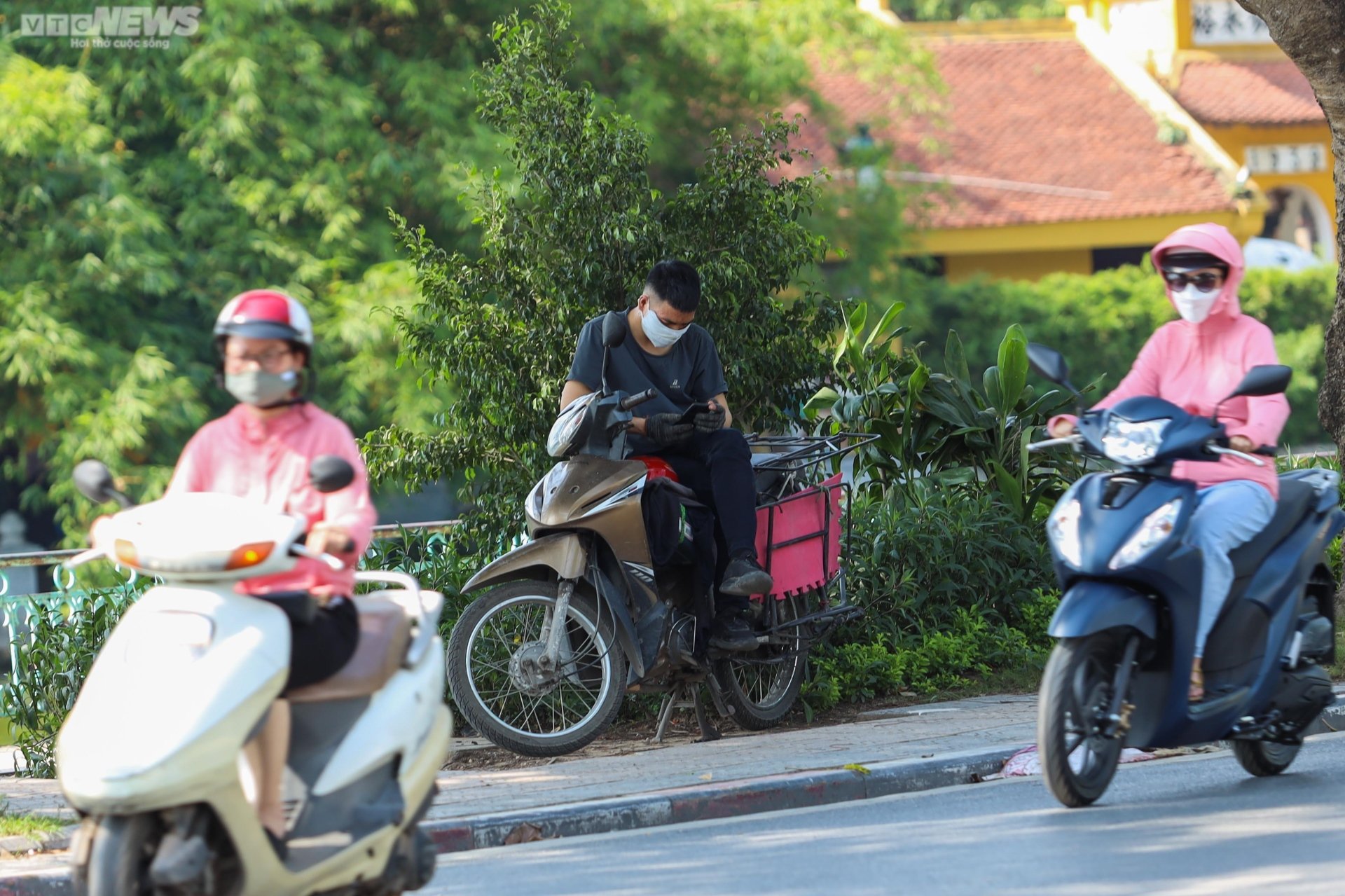 Những con đường rợp b&oacute;ng m&aacute;t giữa ng&agrave;y H&agrave; Nội 'đổ lửa' - Ảnh 7.