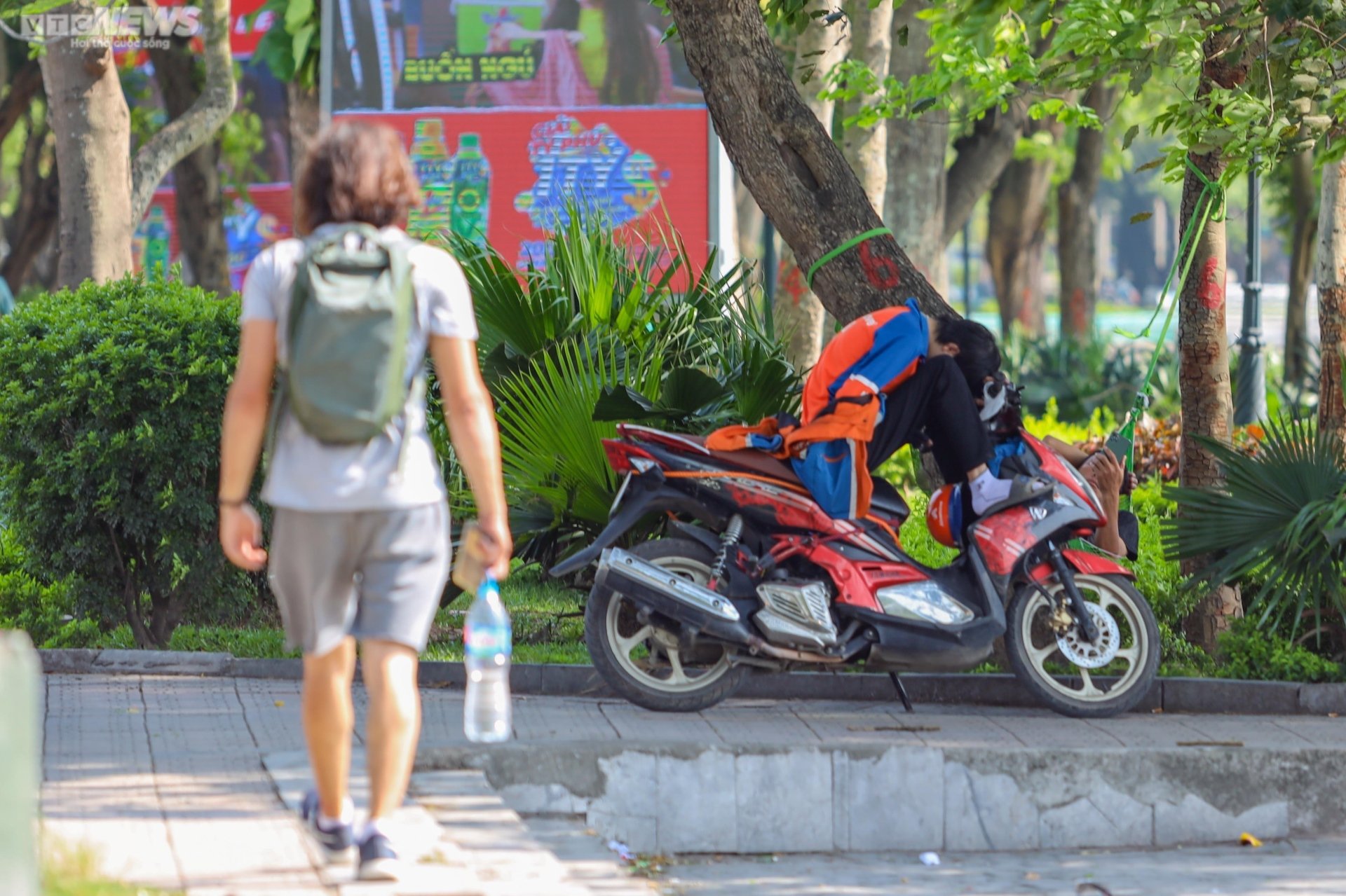 Những con đường rợp b&oacute;ng m&aacute;t giữa ng&agrave;y H&agrave; Nội 'đổ lửa' - Ảnh 8.