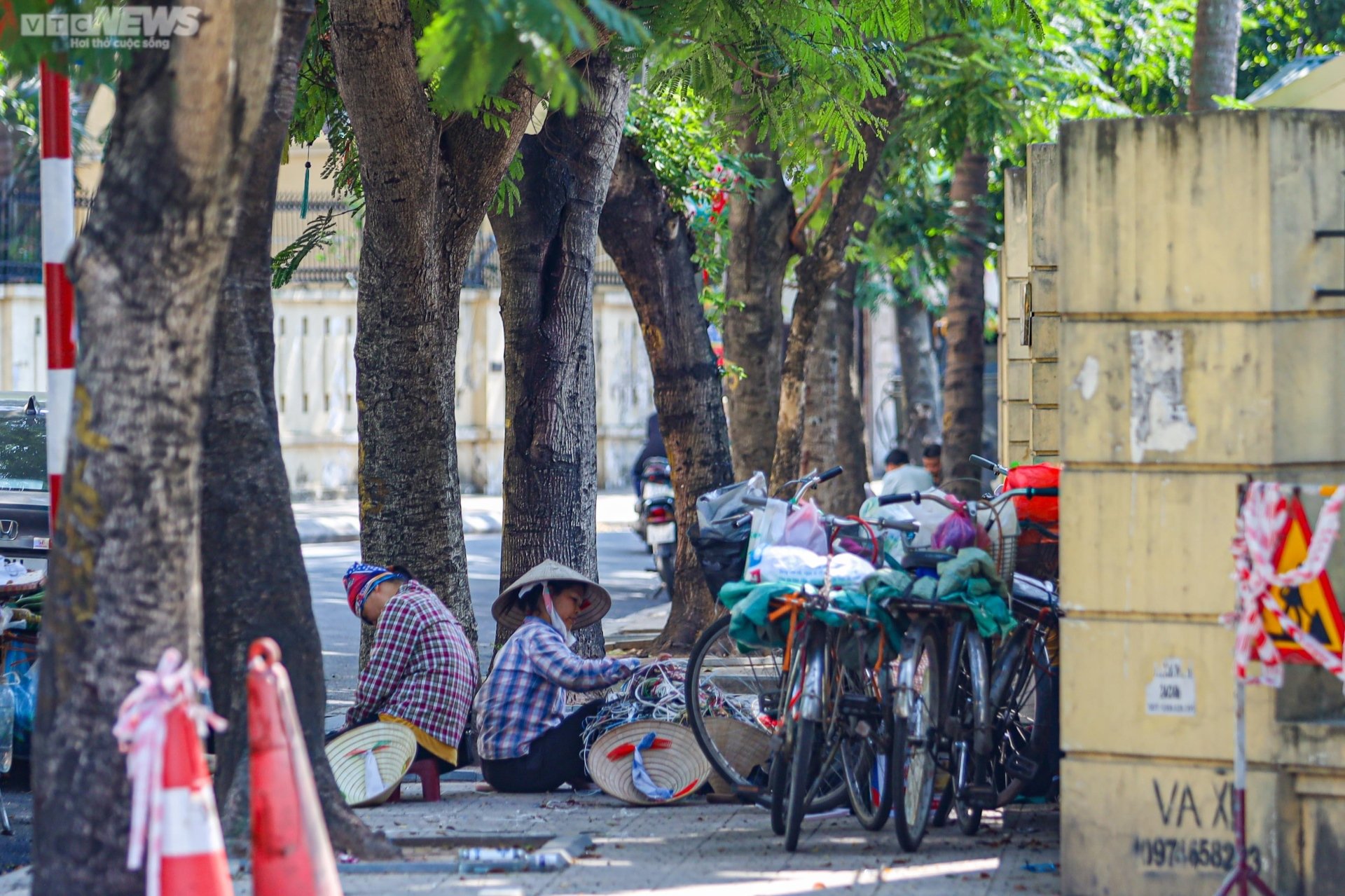 Những con đường rợp b&oacute;ng m&aacute;t giữa ng&agrave;y H&agrave; Nội 'đổ lửa' - Ảnh 9.