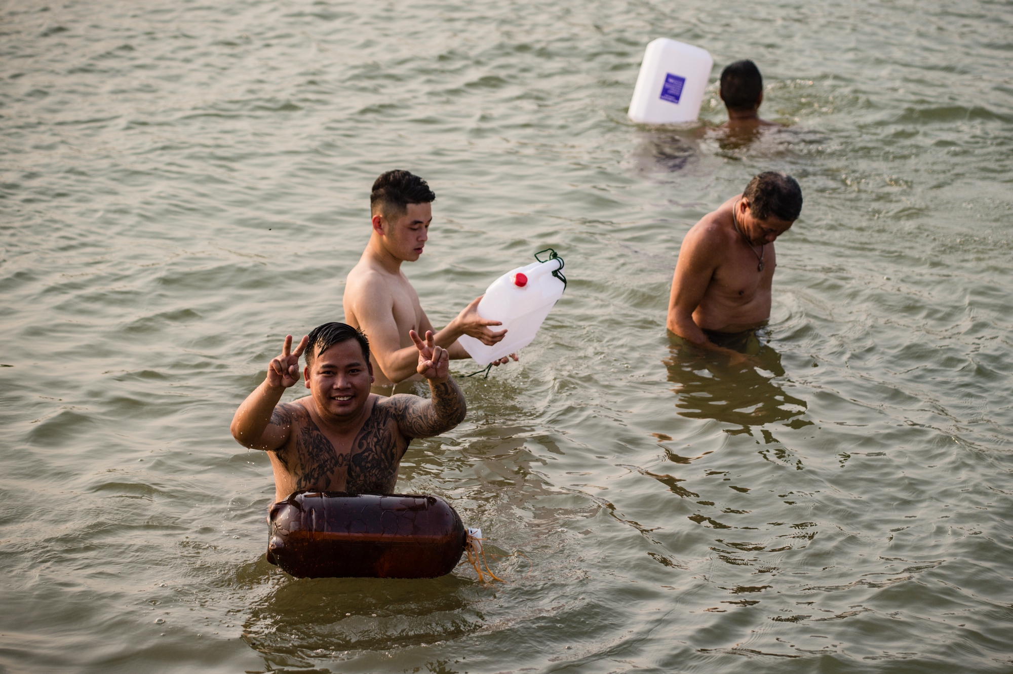 Người dân Hà Nội đổ xô ra sông Hồng 'giải nhiệt' trong những ngày hè nóng nực - Ảnh 2.