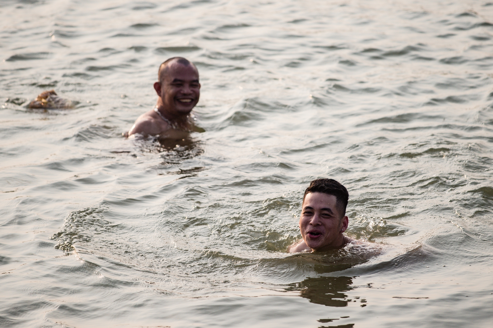 Người dân Hà Nội đổ xô ra sông Hồng 'giải nhiệt' trong những ngày hè nóng nực - Ảnh 3.
