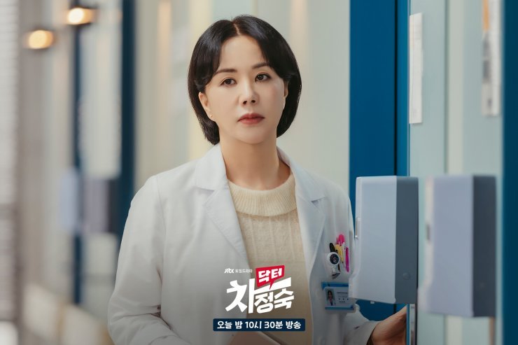 Doctor Cha: Vẽ lại cuộc đời ở tuổi U50 và vụ ngoại tình hài hước nhất màn ảnh - Ảnh 6.