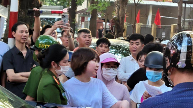 Hải Phòng: Lộ danh tính nữ tài xế cố thủ 2 tiếng trong ô tô sau khi vượt đèn đỏ - Ảnh 2. Hải Phòng: Lộ danh tính nữ tài xế cố thủ 2 tiếng trong ô tô sau khi vượt đèn đỏ - Ảnh 2.