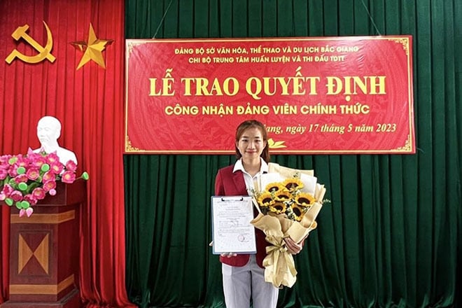 Nguyễn Thị Oanh được công nhận là Đảng viên chính thức - Ảnh 1.