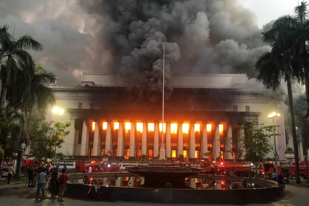 Cháy tòa nhà bưu điện ở thủ đô Philippines, 4 người bị thương - Ảnh 1.