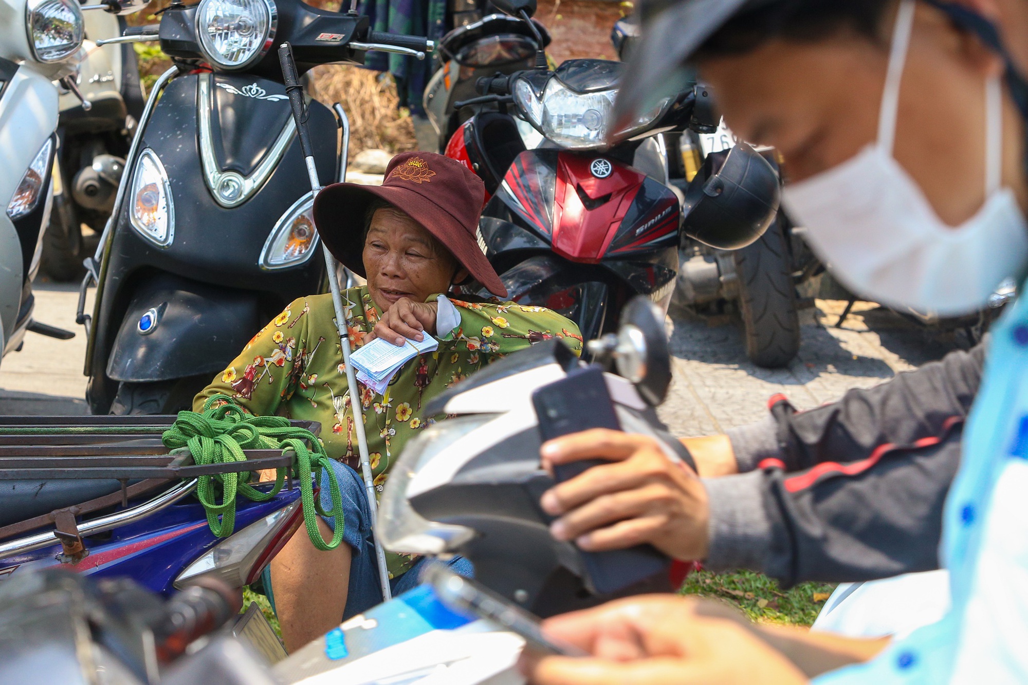 Kiệt sức mưu sinh giữa chảo lửa miền Trung: Vượt ngưỡng 45 độ C nhưng người dân sợ thiếu ăn hơn nắng nóng - Ảnh 6.