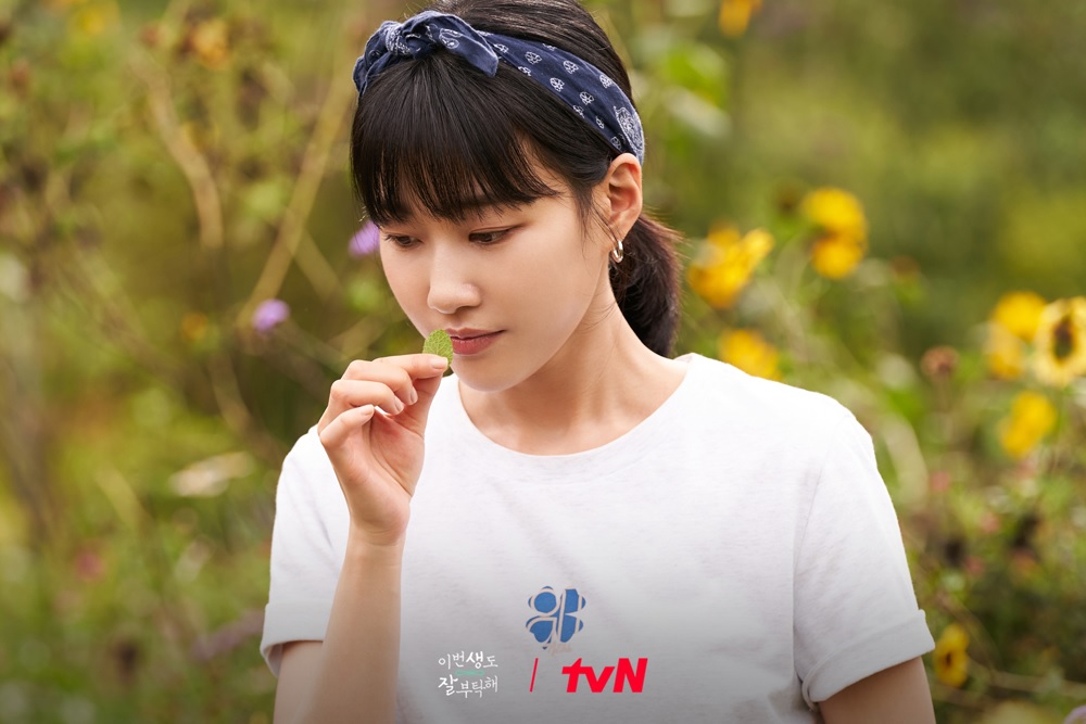 &quot;Nàng Nắng Xuân&quot; Ha Yoon Kyung tỏa sáng trong phim đóng cùng Shin Hye Sun - Ảnh 2.