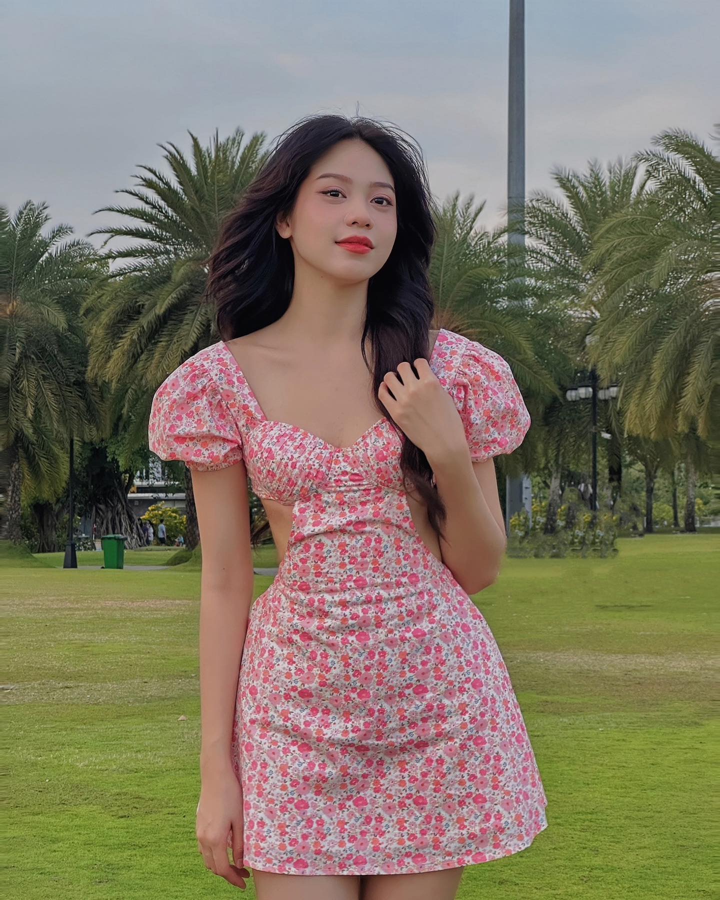 Váy hoa phủ sóng phong cách mùa hè của các mỹ nhân Việt - Ảnh 4.