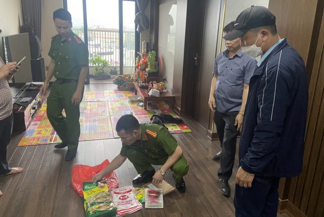 Bắt quả tang đ&ocirc;i vợ chồng sản xuất bột ngọt v&agrave; hạt n&ecirc;m giả - Ảnh 1.
