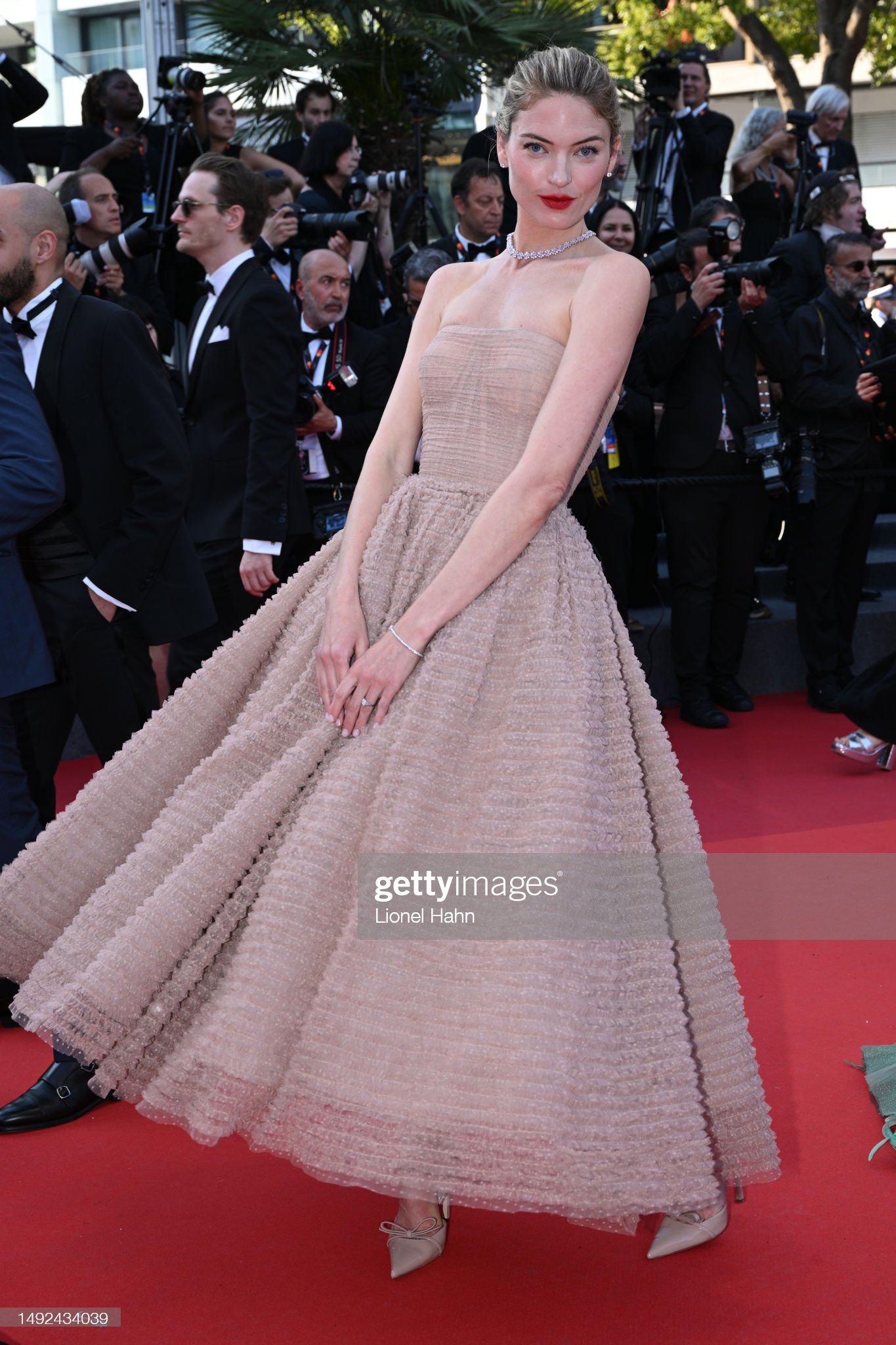 Thảm đỏ Cannes 2023 ngày 7: Jennie lấn át con gái Johnny Depp, &quot;thiên thần&quot; Rosie Huntington-Whiteley dẫn đầu đoàn sao - Ảnh 16.