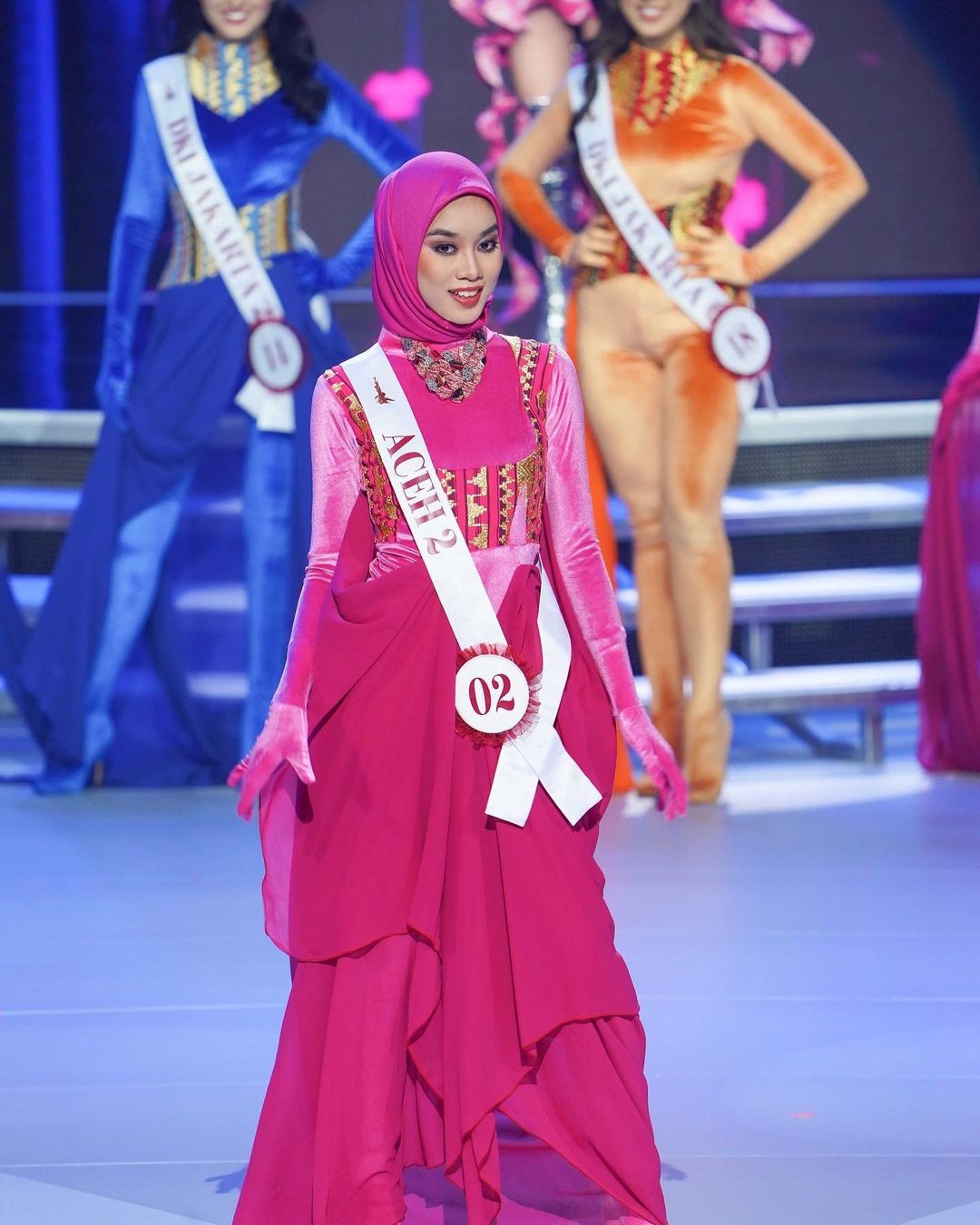 Thí sinh Hoa hậu Indonesia mặc kín mít thi áo tắm - Ảnh 14.