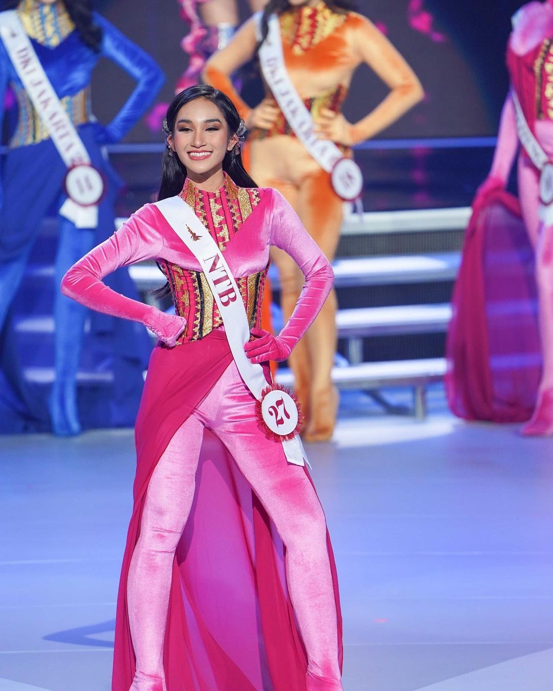 Thí sinh Hoa hậu Indonesia mặc kín mít thi áo tắm - Ảnh 13.