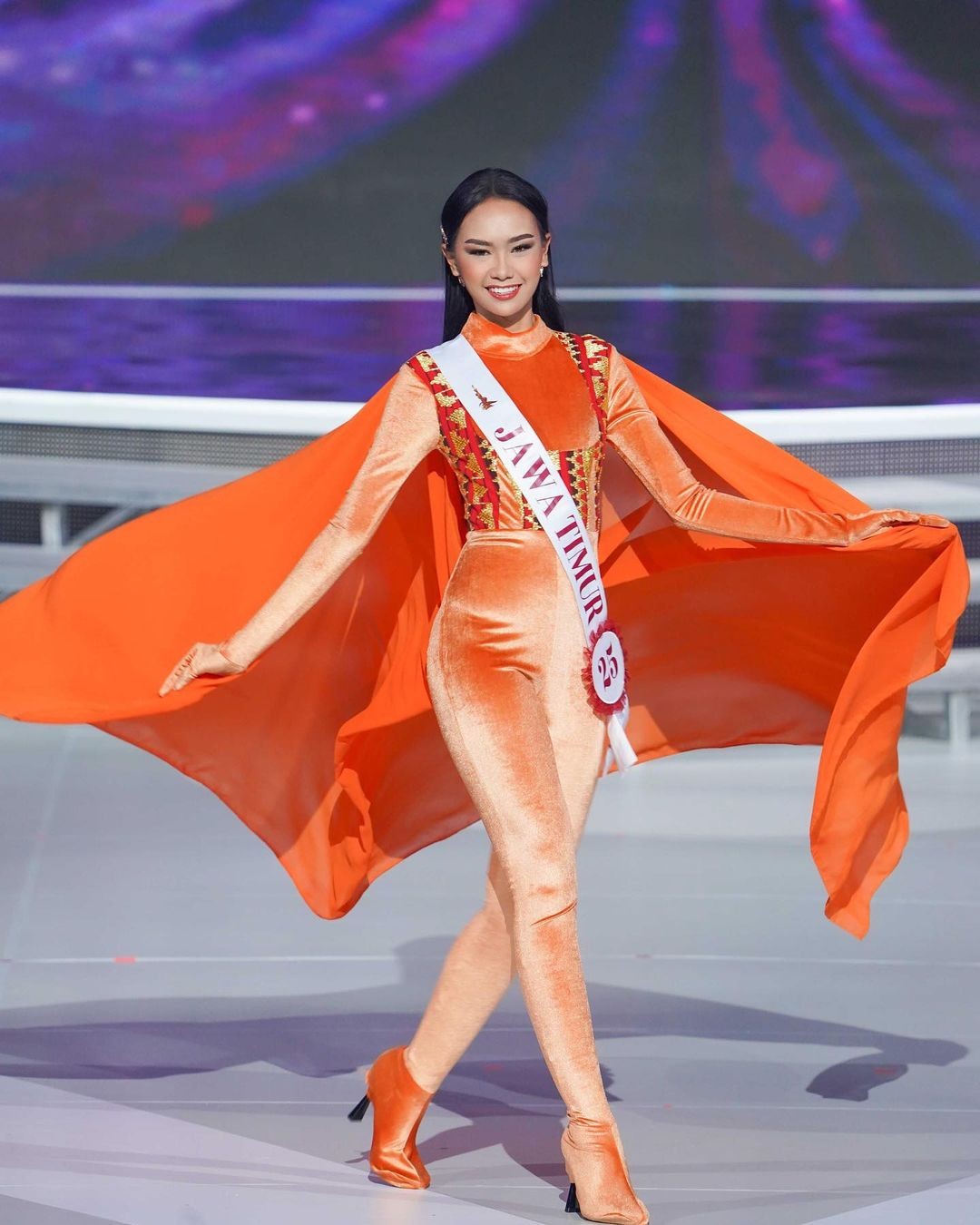 Thí sinh Hoa hậu Indonesia mặc kín mít thi áo tắm - Ảnh 9.