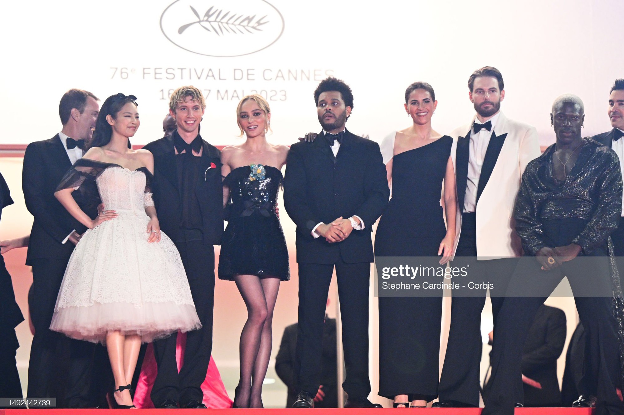 Thảm đỏ Cannes 2023 ngày 7: Jennie lấn át con gái Johnny Depp, &quot;thiên thần&quot; Rosie Huntington-Whiteley dẫn đầu đoàn sao - Ảnh 10.