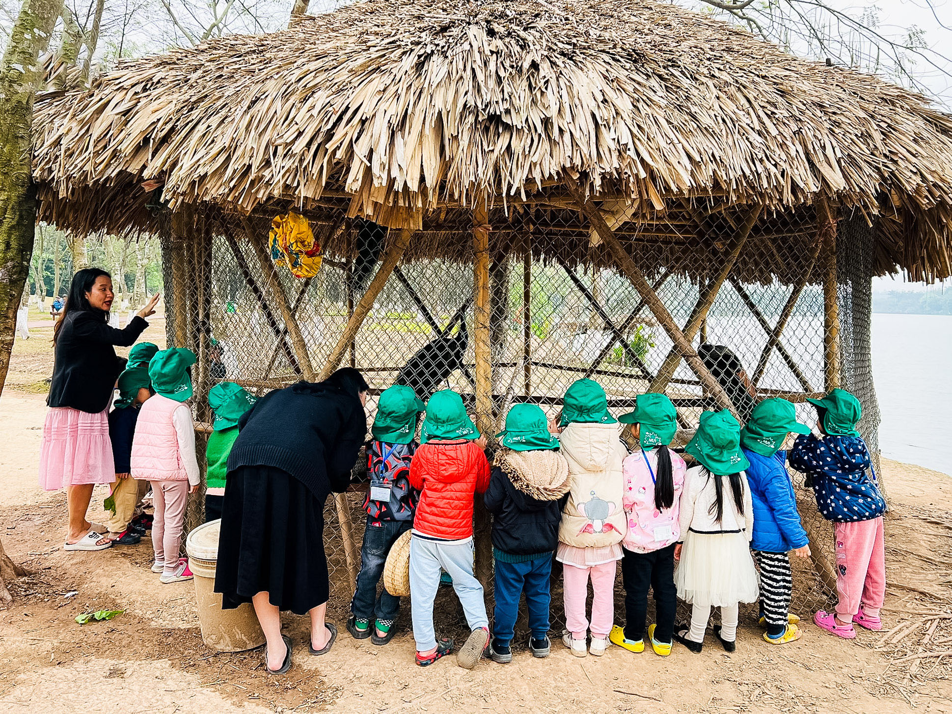 Một ngày đi học của những đứa trẻ tại ngôi trường cách Hà Nội hơn 10km - Ảnh 1.