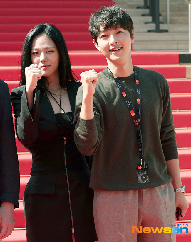 Song Joong Ki xuất hiện bên vợ ngoại quốc trước thềm đổ bộ Liên hoan phim Cannes 2023 - Ảnh 5.
