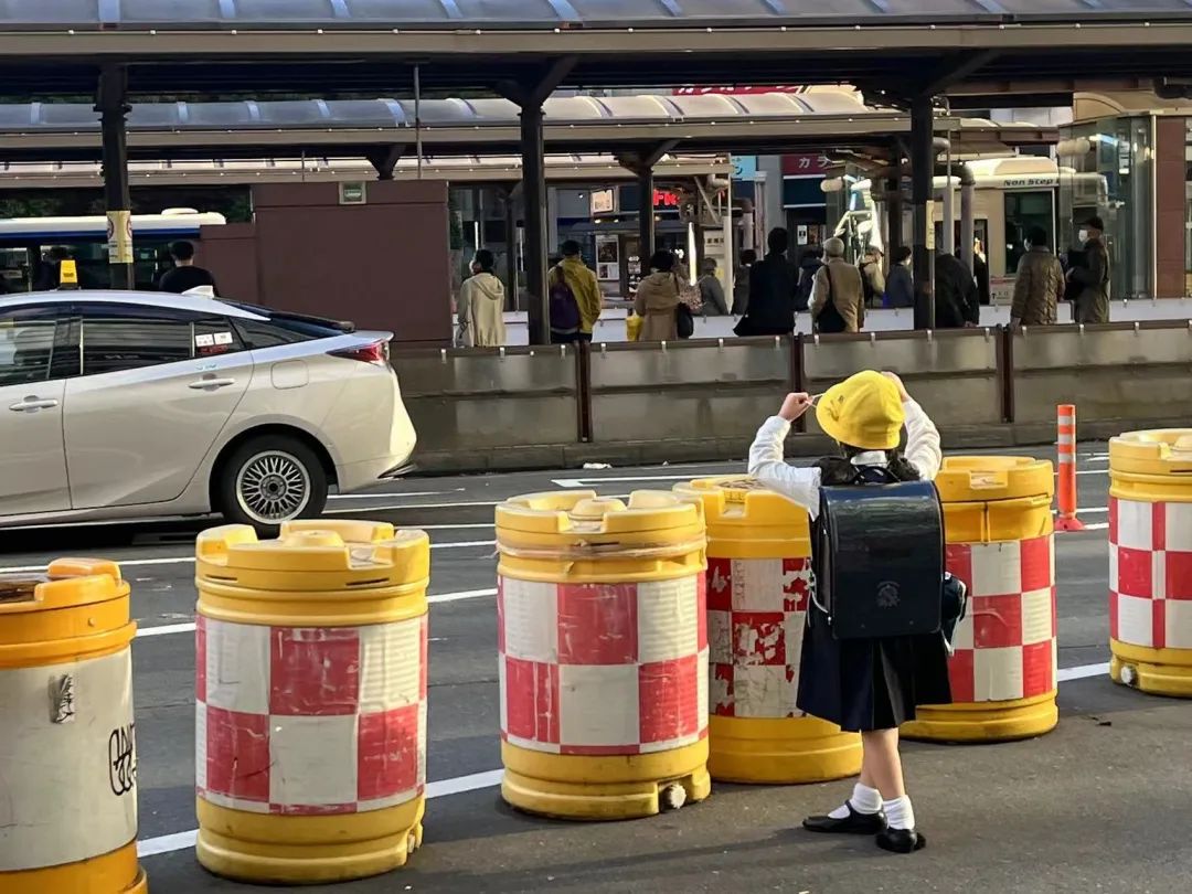 Đằng sau những đứa trẻ Nhật Bản tự đi bộ đến trường: Sự chung sức của cả cộng đồng và giáo dục tinh tế - Ảnh 9.