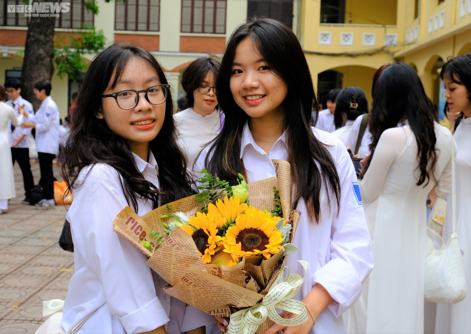 Ngắm nữ sinh đẹp cuốn hút trong buổi bế giảng THPT Phan Đình Phùng - Ảnh 15. Ngắm nữ sinh đẹp cuốn hút trong buổi bế giảng THPT Phan Đình Phùng - Ảnh 15.
