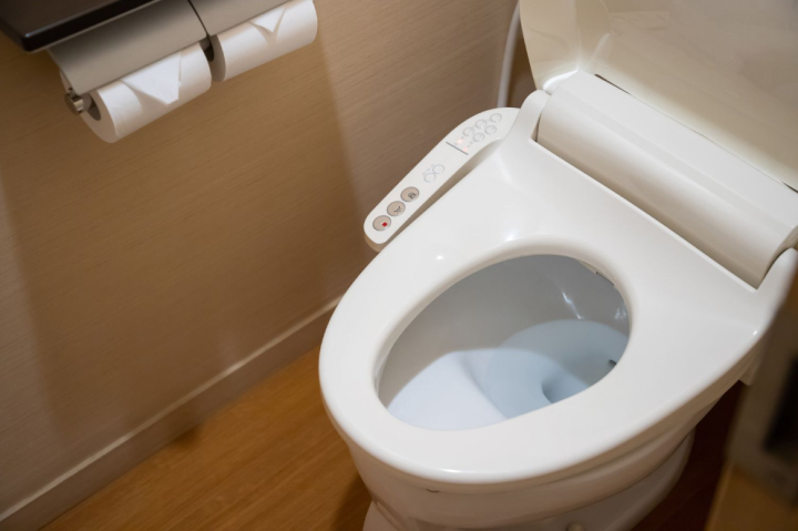 Xem điện thoại khi đi vệ sinh: Rước loạt bệnh nguy hiểm - Ảnh 2. Xem điện thoại khi đi vệ sinh: Rước loạt bệnh nguy hiểm - Ảnh 2.