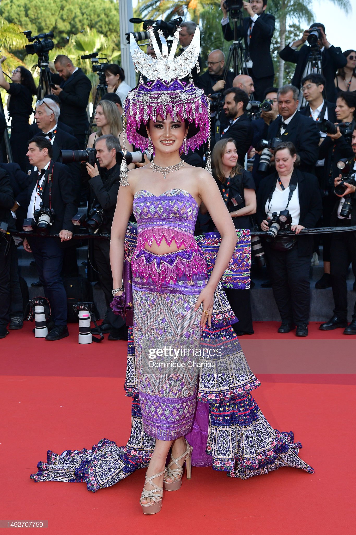 Thảm đỏ Cannes 2023 ngày 8: Phạm Băng Băng xuất hiện cùng mẹ tỷ phú Elon Musk, Scarlett Johansson và chồng ôm nhau tình tứ - Ảnh 15. Thảm đỏ Cannes 2023 ngày 8: Phạm Băng Băng xuất hiện cùng mẹ tỷ phú Elon Musk, Scarlett Johansson và chồng ôm nhau tình tứ - Ảnh 15.
