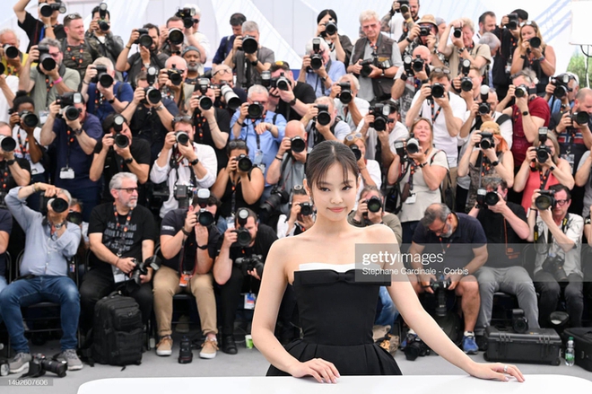 Các nhiếp ảnh gia tại Cannes 2023 bất ngờ đồng loạt hô vang tên Jennie vì điều này - Ảnh 5.