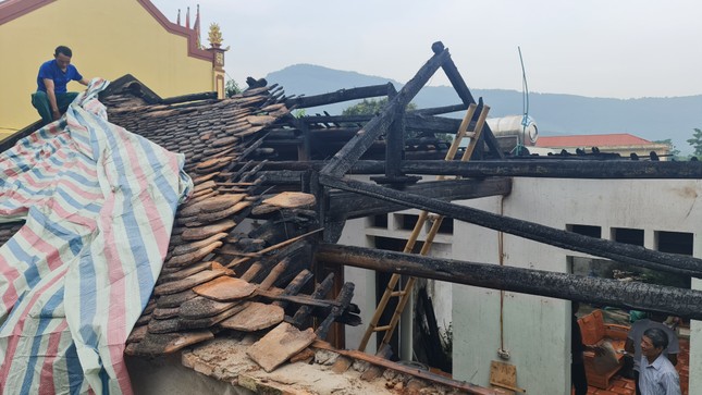 Ngôi nhà có đồ đạc tự bốc cháy nhiều lần ở Thanh Hóa bị thiêu rụi - Ảnh 2.