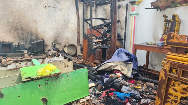 Ngôi nhà có đồ đạc tự bốc cháy nhiều lần ở Thanh Hóa bị thiêu rụi - Ảnh 1.