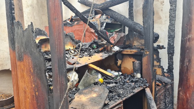 Ngôi nhà có đồ đạc tự bốc cháy nhiều lần ở Thanh Hóa bị thiêu rụi - Ảnh 3.