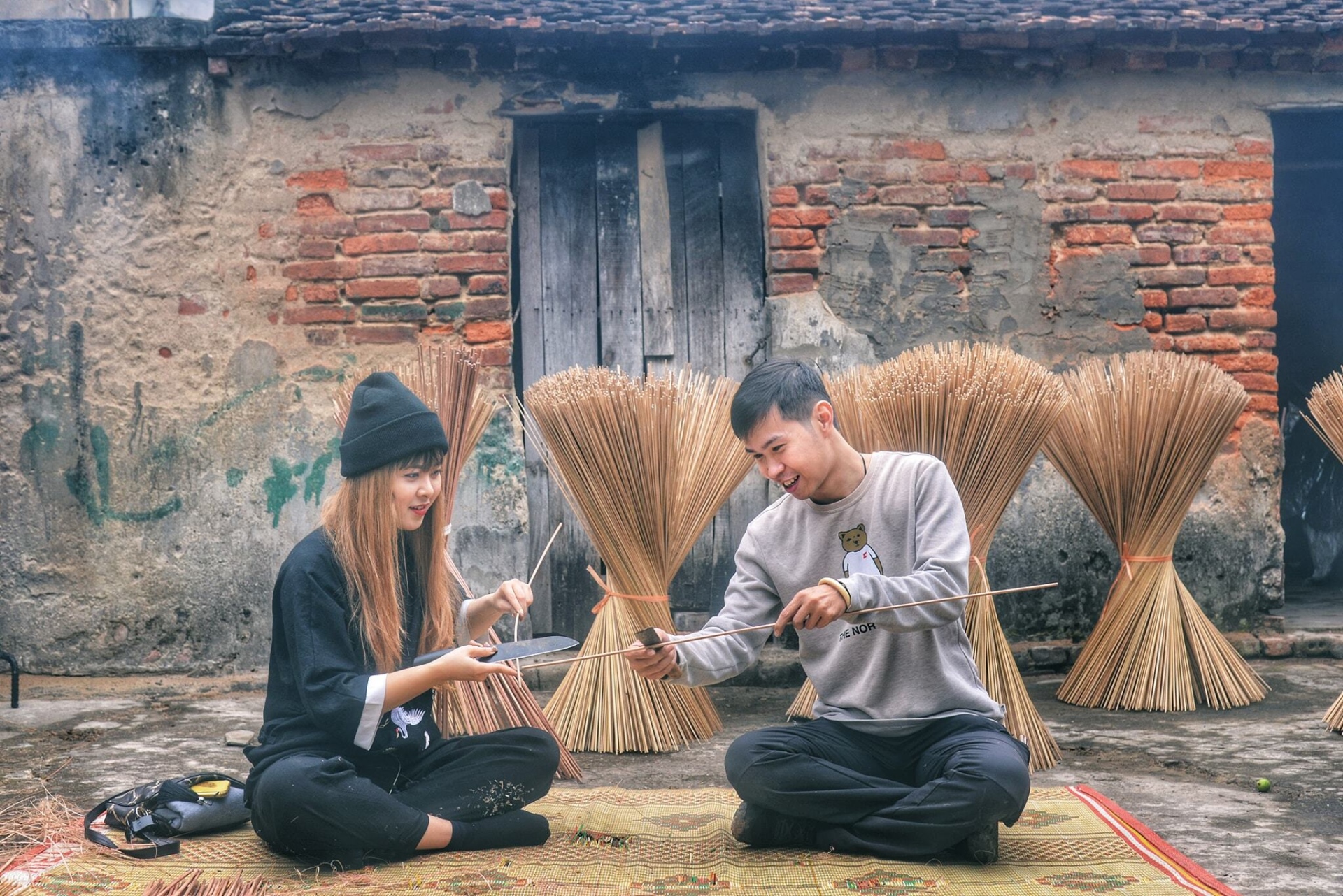 Độc đáo nghề làm hương trám đen làng Chóa - Ảnh 1.