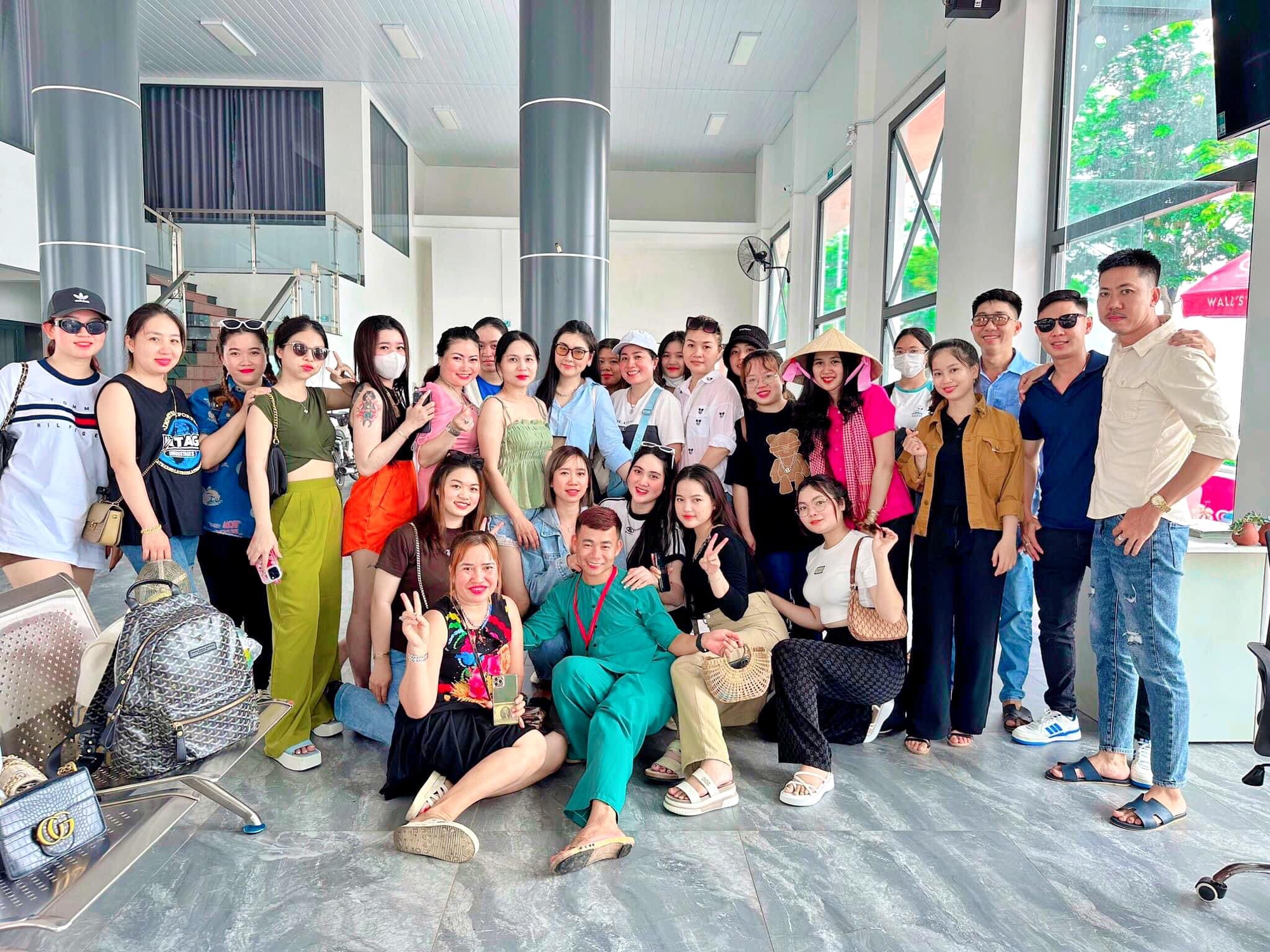 Lặn lội tới Vĩnh Long gặp hot tiktoker Thúy Liễu và trải nghiệm đi xuồng ghe dập dềnh khám phá mảnh đất cù lao - Ảnh 2. Lặn lội tới Vĩnh Long gặp hot tiktoker Thúy Liễu và trải nghiệm đi xuồng ghe dập dềnh khám phá mảnh đất cù lao - Ảnh 2.