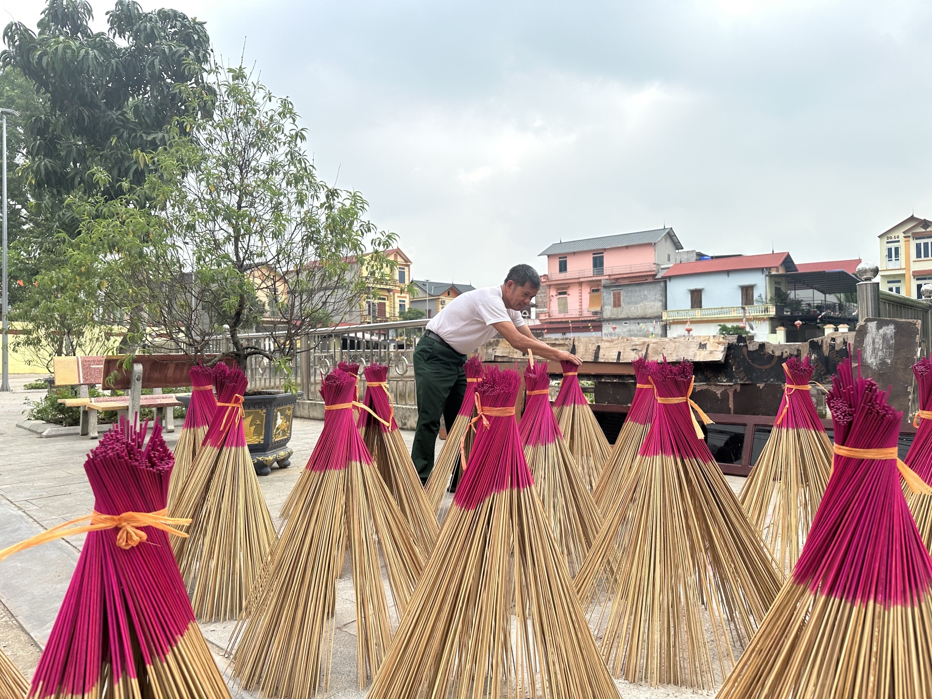 Độc đáo nghề làm hương trám đen làng Chóa - Ảnh 8.