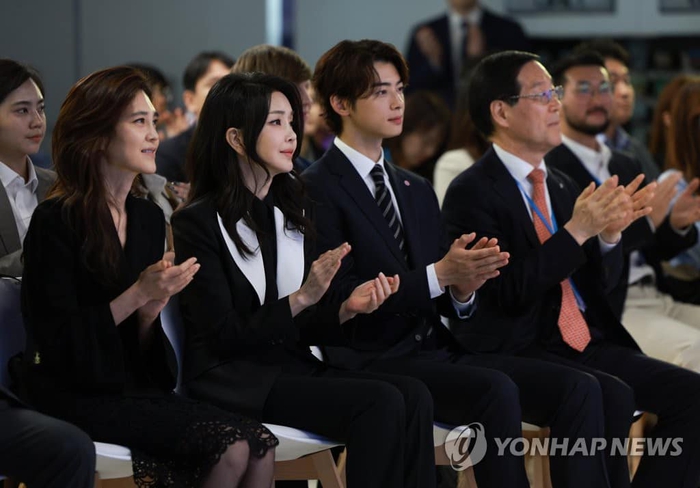 Đệ nhất Phu nhân Hàn Quốc và Công chúa Samsung lên đồ tinh tế khi dự sự kiện - Ảnh 2.