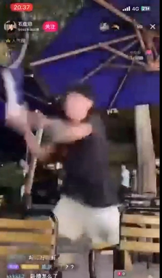 Hai TikToker bị kẻ lạ mặt cầm dao rượt đuổi khi đang livestream - Ảnh 2.
