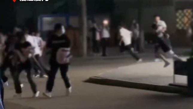 Hai TikToker bị kẻ lạ mặt cầm dao rượt đuổi khi đang livestream - Ảnh 5.