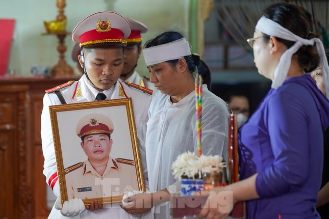 Trung tá Cảnh sát hy sinh khi truy bắt tội phạm ma túy được cấp bằng Tổ quốc ghi công - Ảnh 1.